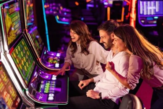 yoma77mmk တာဝန်ယူကစားခြင်း Responsible Gaming Myanmar ကစားသမားများ Budget ထိန်းချုပ်ကာ ဖျော်ဖြေမှုအဖြစ် ကစားနေသောမြင်ကွင်း